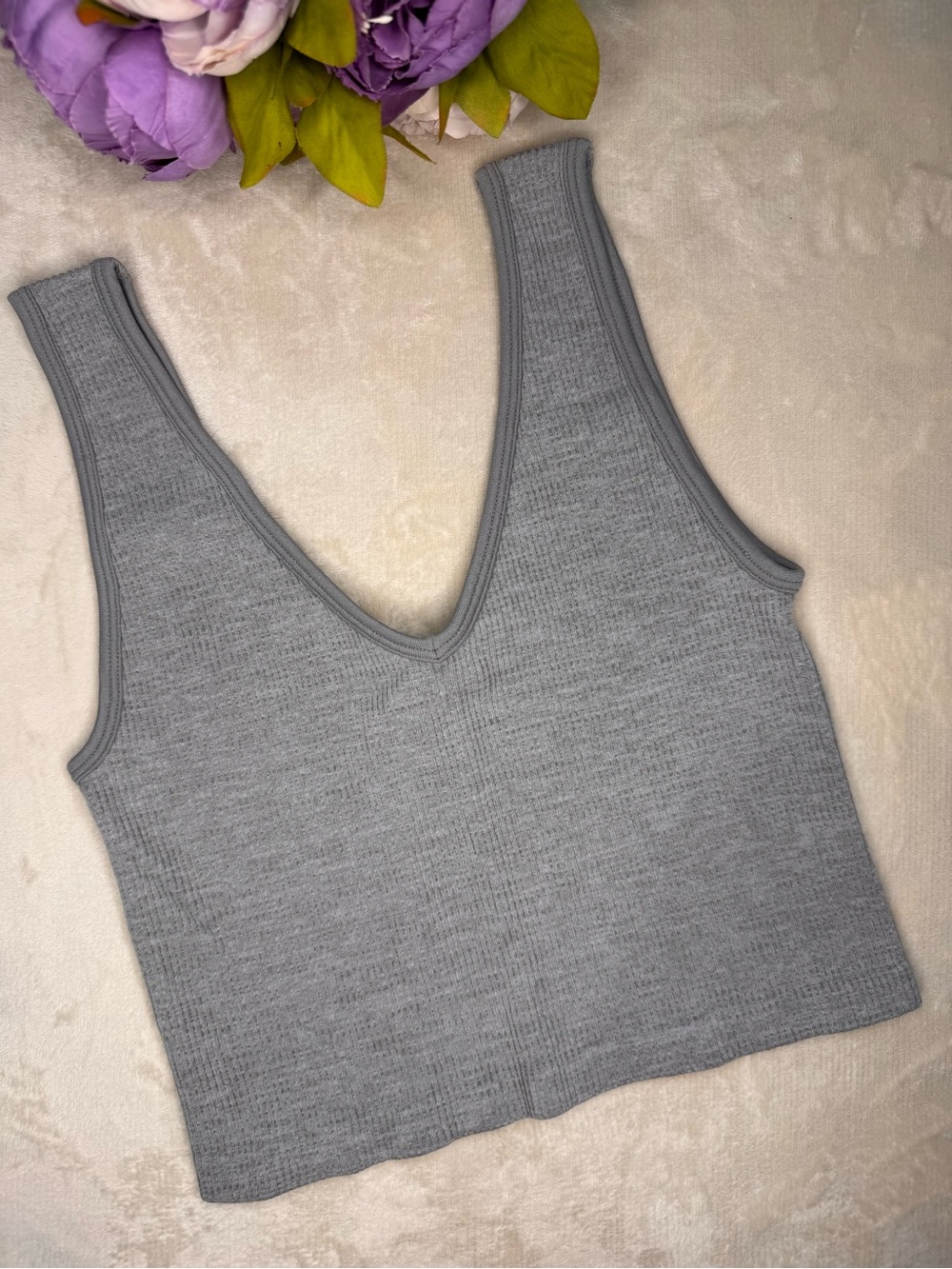 Boutique Gray Ribbed V-Neck Cropped Tank Top